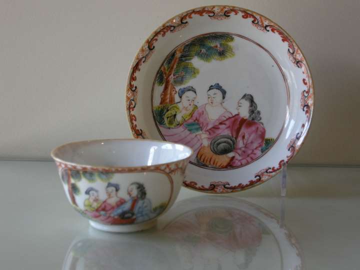 Cup and saucer decorated with 3 European Figures - Chine Export